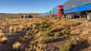 Defensoría alista caravana humanitaria para 500 choferes varados en Tambo Quemado y Caracollo