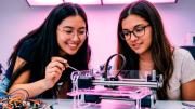 Más mujeres estudian, pero no lideran la innovación: la deuda pendiente de la educación boliviana