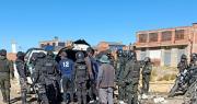 Patrulla quemada en un punto de bloqueo se dirigía a auxiliar a una mujer víctima de violencia, reporta la Policía