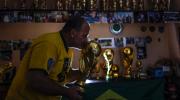 Un fabricante de réplicas de la Copa ansía por otra verdadera para Brasil