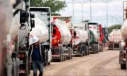 A YPFB no le importa: Choferes llevan semanas esperando descargar combustible en Santa Cruz