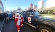 Una caravana con ayuda humanitaria sale de La Paz para auxiliar a los choferes bloqueados