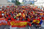 Más de 1.500 españoles animan la previa con una marcha hasta el estadio