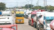 Cientos de cisternas esperan en la refinería para descargar gasolina