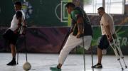 Bajo un puente, futbolistas amputados juegan a la par del Mundial