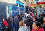 Largas filas e incidentes; el drama de familias que buscan adquirir pollo en Emapa