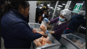 Cierran Emapa en La Paz luego de incidentes entre vecinos por la venta de pollo a Bs 18 el kilo