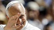 El papa recibe un balón del Mundial como símbolo de integración