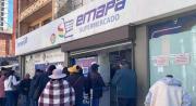Escasez de pollo en La Paz: la población realiza largas filas y se expone a bajas temperaturas