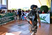 Lecheros irrumpen en el aeropuerto de Cochabamba en protesta por los bloqueos