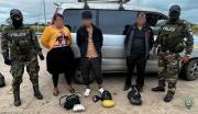 Sorprenden a tres pasajeros en minibús con 274 cápsulas de droga