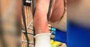 Video: bebé queda atrapada en un carrito de compras y sorprende con su reacción