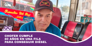 Chofer cumple 80 años en una fila para conseguir diésel