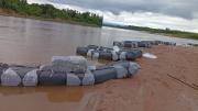 Huyen nadando por el río y abandonan más de 1 tonelada de hoja de coca y 2.750 paquetes de cigarros