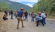 Mineros desbloquean la carretera al norte paceño e instalan vigilia para evitar que se retome la protesta