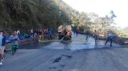 Cooperativistas mineros desbloquean ruta hacia Caranavi; salidas desde Minasa son normales