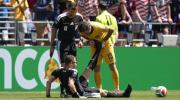 Árbitro con calambres, jugadores con joyas y Messi con más parches