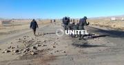Policías y militares realizan trabajos de limpieza en las carreteras de Oruro