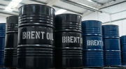 El barril de petróleo brent se mantiene estable casi en los 77 dólares pendiente de las negociaciones de paz