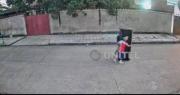 Videos: Roban una heladera y se la llevan empujándola a plena luz del día