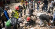 “Zona de desastre”: Búsqueda desesperada de sobrevivientes tras terremotos que dejan 188 muertos en Venezuela
