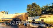 Video: Auto arde tras impactar contra una cisterna cargada de combustible en Santa Cruz