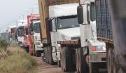 Siguen las filas en surtidores y YPFB prevé que en tres y cuatro días “las colas van a estar más bajas”