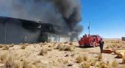 Incendio consume fábrica de plásticos y deja dos trabajadores heridos