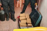 Incautan 15 paquetes de marihuana ocultos en una maleta en Llallagua