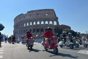 Miles de apasionados de la Vespa desfilan en Roma para celebrar los 80 años de un icono