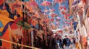 Con nuevos paraguas, artesanos buscan reactivar el turismo en la calle Linares de La Paz