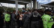 ”Permiso para salvar vidas”: protestan ante controles para acceder a zona de desastre en Venezuela