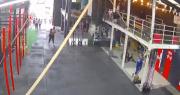 Hombre sorprende al quedarse quieto durante un fuerte terremoto en un gimnasio venezolano