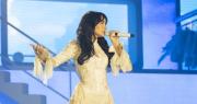 ¡Aitana sopla las velas sobre el escenario! La cantante celebró su cumpleaños en pleno concierto