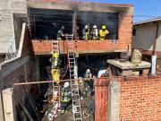 Bomberos controlan incendio de magnitud que consumió una vivienda en Cochabamba