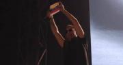 Alejandro Sanz emociona al elevar la bandera de Venezuela en pleno concierto en Barcelona