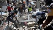Suben a 1.430 los muertos en Venezuela y llega maquinaria con esperanza de salvar vidas