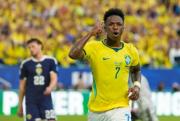 Brasil goleó a Escocia y se quedó con el primer puesto de su grupo