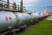 ¿Cuáles son los beneficios de la implementación del transporte ferroviario para el traslado de combustible?