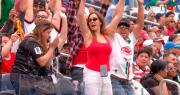 Video: Mujer quiso hacer una ‘ola’ y terminó perdiendo su celular en el partido Canadá vs Sudáfrica