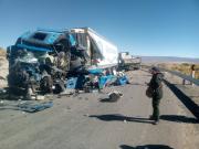 Trágica colisión entre dos tractocamiones en la carretera Potosí-Oruro deja un conductor fallecido