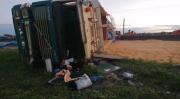 Camión de alto tonelaje cargado de maíz sufre un vuelco en la carretera y su conductor muere