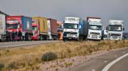 Colapsa la frontera con Chile: más de 500 camiones esperan para cruzar por Colchane