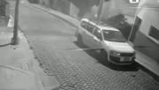 Cámaras captan el robo de un taxi en segundos en la calle Antofagasta