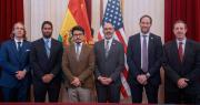 Representante del Senado de EEUU y canciller se reúnen para impulsar nuevas vías de cooperación y seguridad