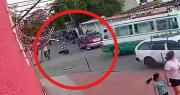 Video: Micro atropella a un ciclista y choca contra una moto estacionada; vecinos denuncian exceso de velocidad en la zona