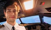 Instructor se arroja al vacío en pleno vuelo y su alumna aterriza el avión