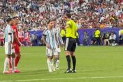 “Hablame bien”: el tenso cruce de Messi con el árbitro en la victoria de Argentina ante Suiza