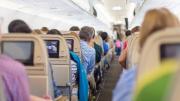 El pasajero que casi sale despedido de un avión sigue hospitalizado, pero fuera de peligro