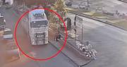 Video: Mujer es arrollada por un tráiler tras caer sobre una vía luego de ser empujada